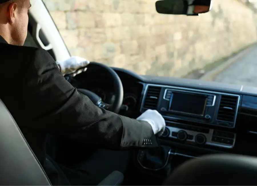 Chauffeur privé en train de conduire au volant d'un van de luxe